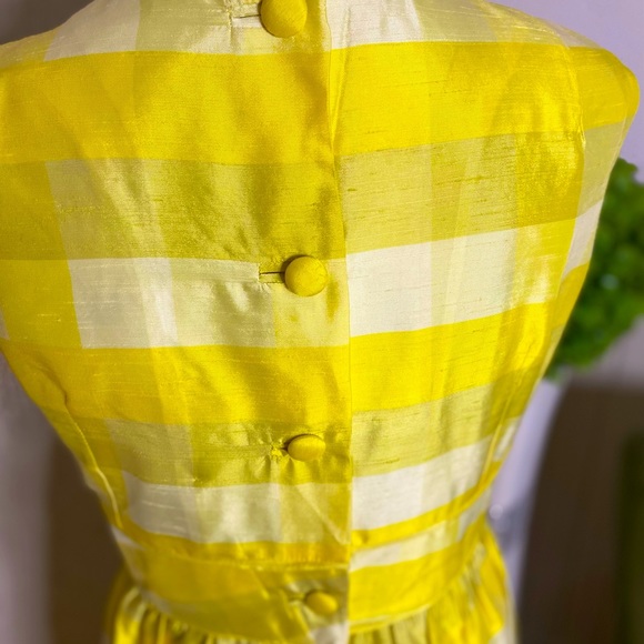 Stunning silk dress, best fit a size 8 to 10. - Picture 9 of 9